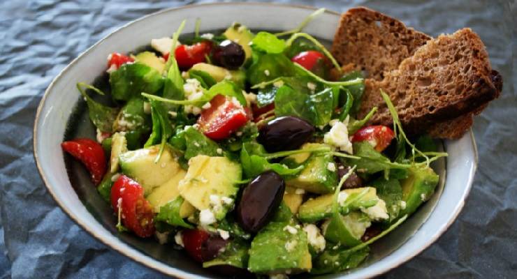 Salad and wholemeal bread 