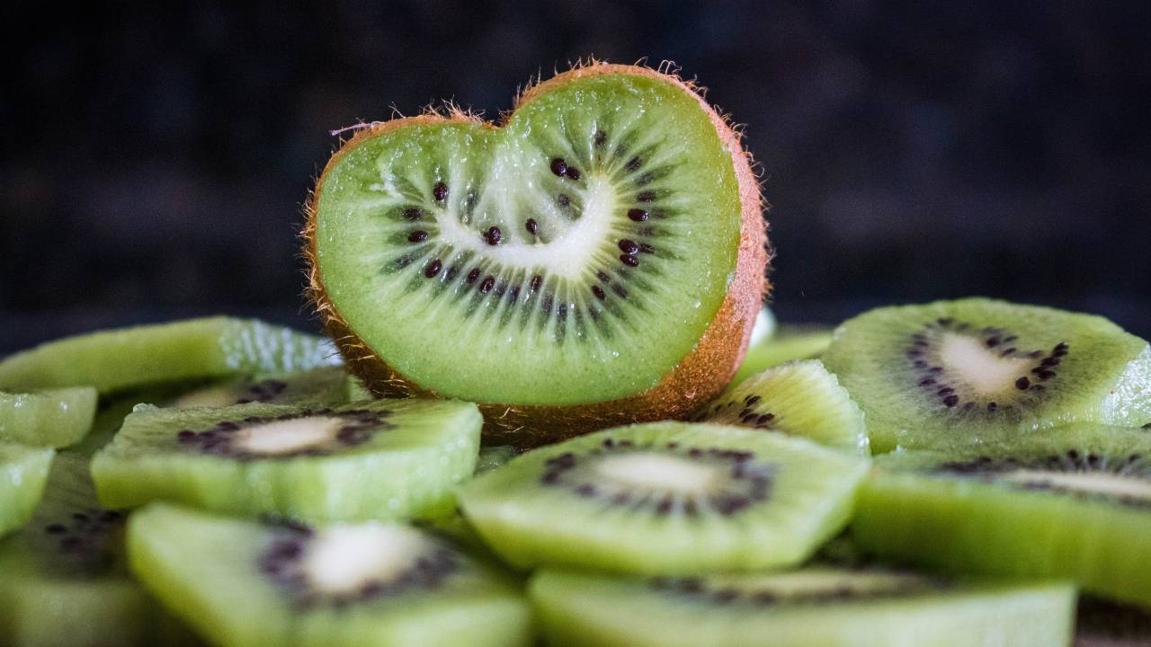 kiwi frutto molteplici proprietà