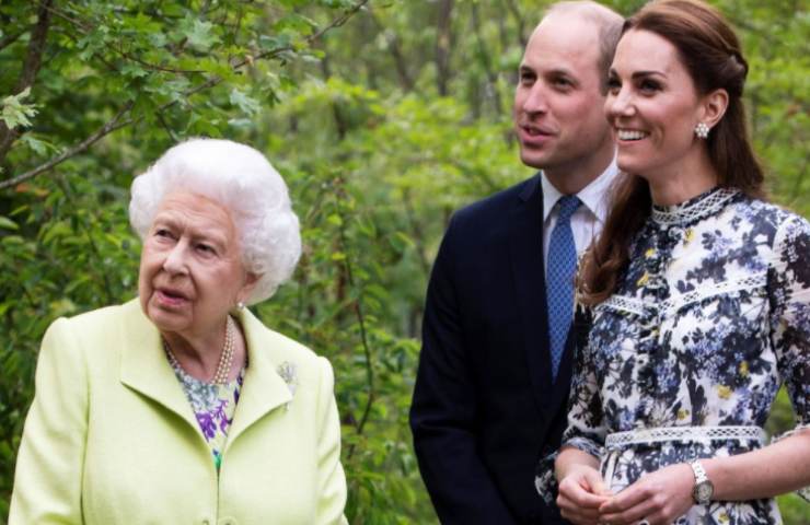 La regina Elisabetta con William e Kate Middleton