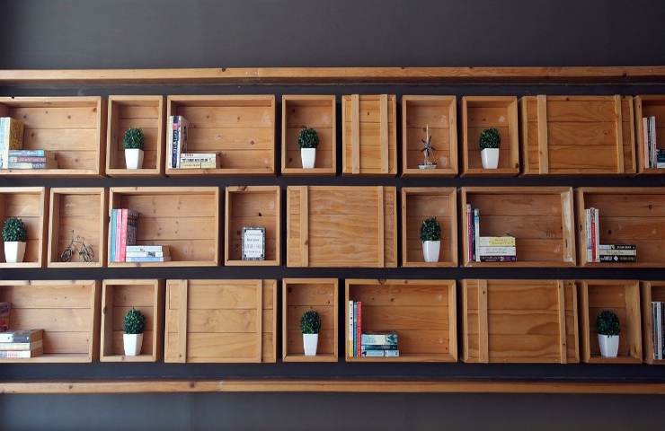 Legno riciclato per comporre libreria