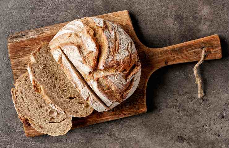 Secondo la tradizione, il pane si doveva servire sul lato giusto