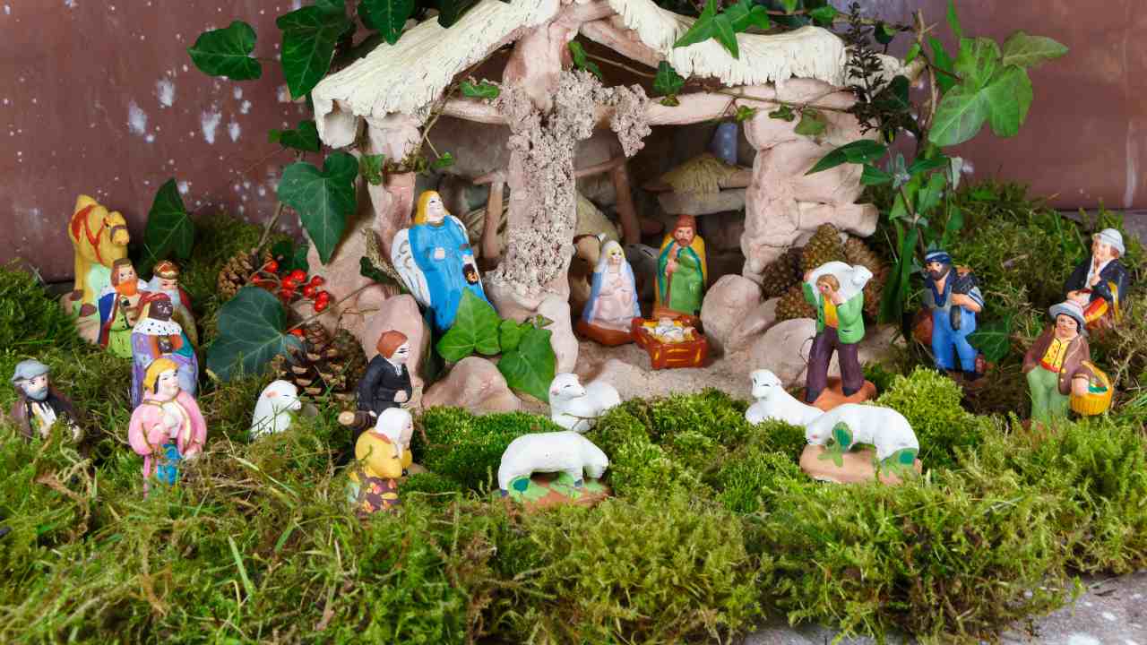 Presepe fatto con materiali di riciclo