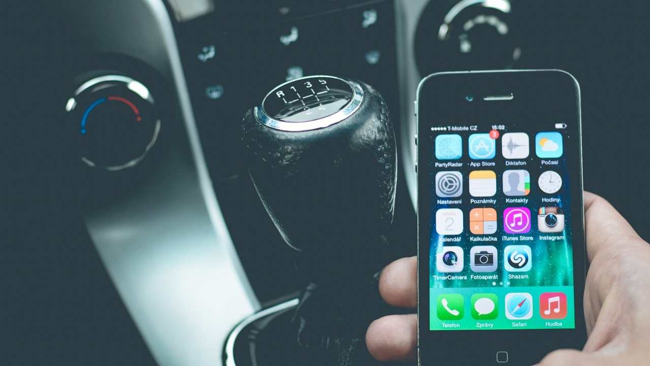 Ricaricare il telefono in auto