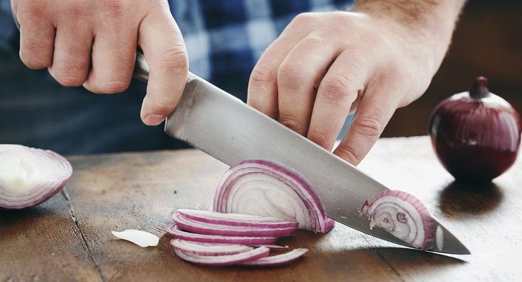 Tagliare la cipolla senza piangere? Si può! Ecco cosa dovete usare