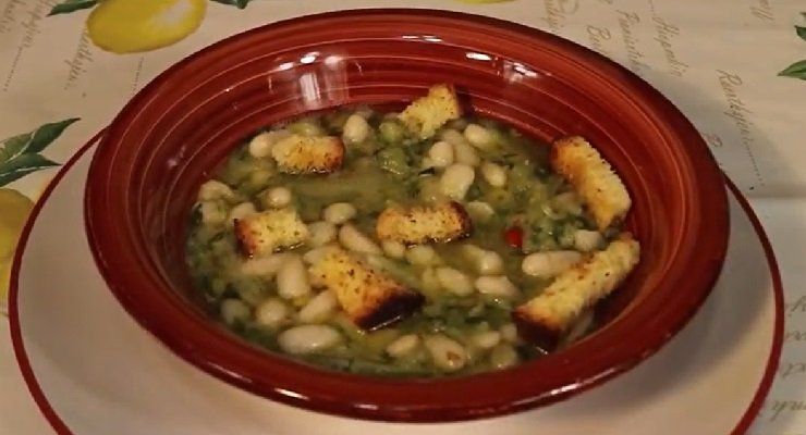 Zuppa scarola e fagioli e pane tostato