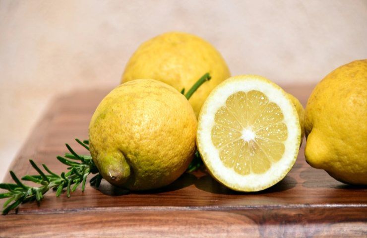 Succo e buccia di limone fanno bene all'organismo