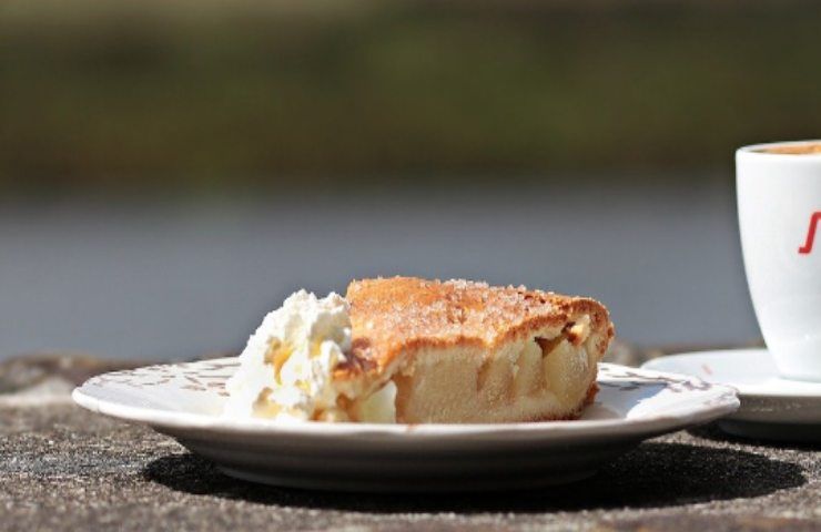 Come preparare la torta di mele con la crema, gusto leggero