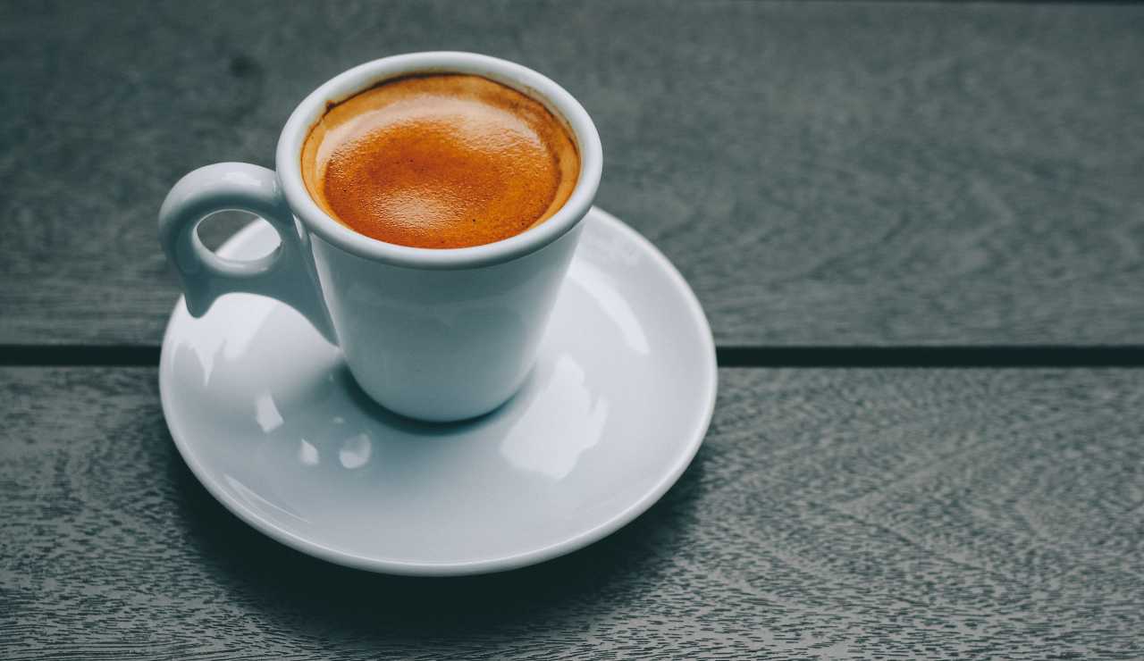 Andare in bagno dopo aver bevuto caffè perchè accade?