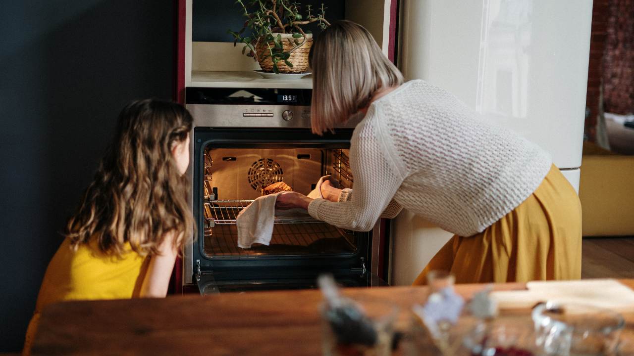 Alcuni trucchi per velocizzare la pulizia del forno e delle teglie
