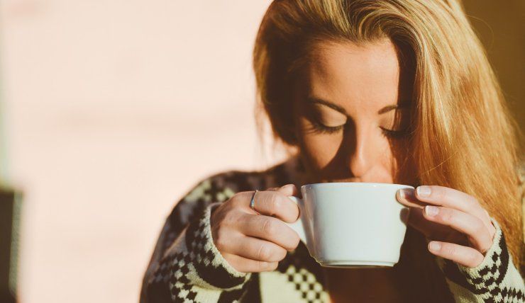 donna che beve il caffè