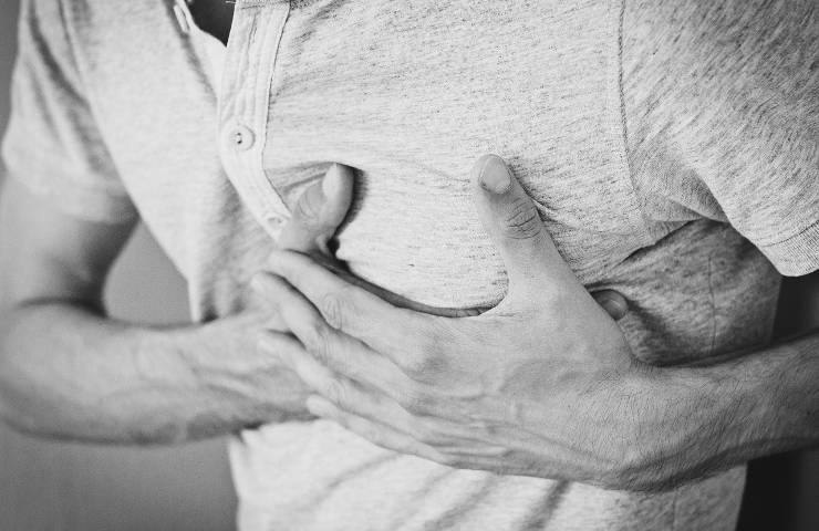 sintomi dell’infarto sono difficoltà respiratoria, affaticamento, dolore al petto, gonfiore agli arti,