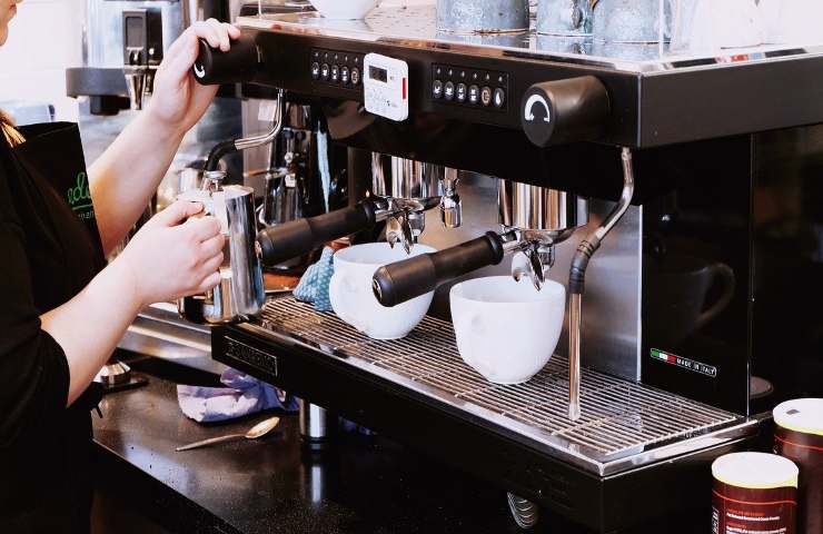 Muffa e puzza di umidità dalla macchina del caffè: accorgimenti per eliminarli