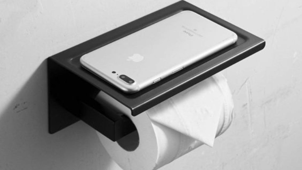 cellulare in bagno