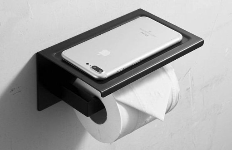 cellulare in bagno