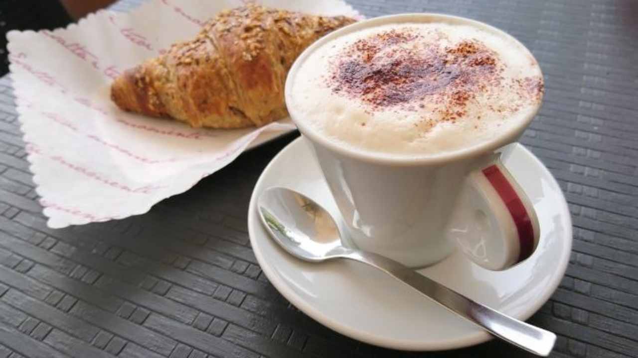 Cornetto e cappuccino il loro prezzo aumenta