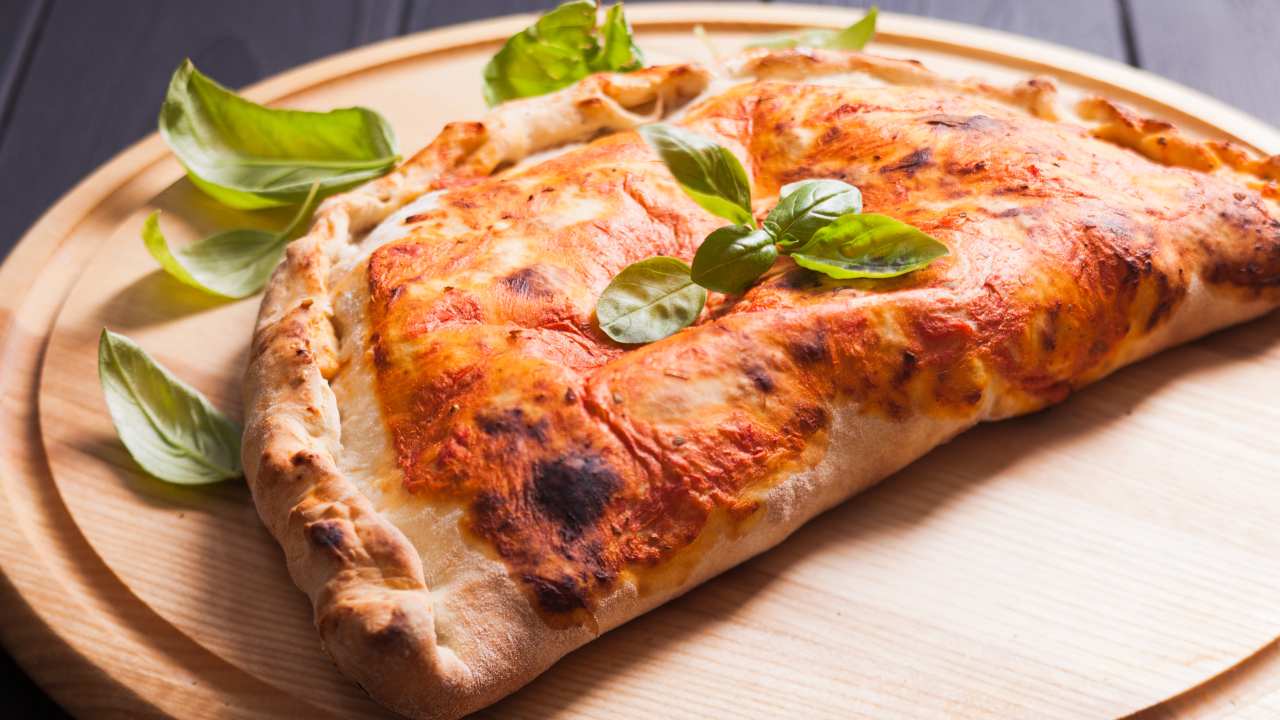 pizza ripiena di verza pancetta e formaggio