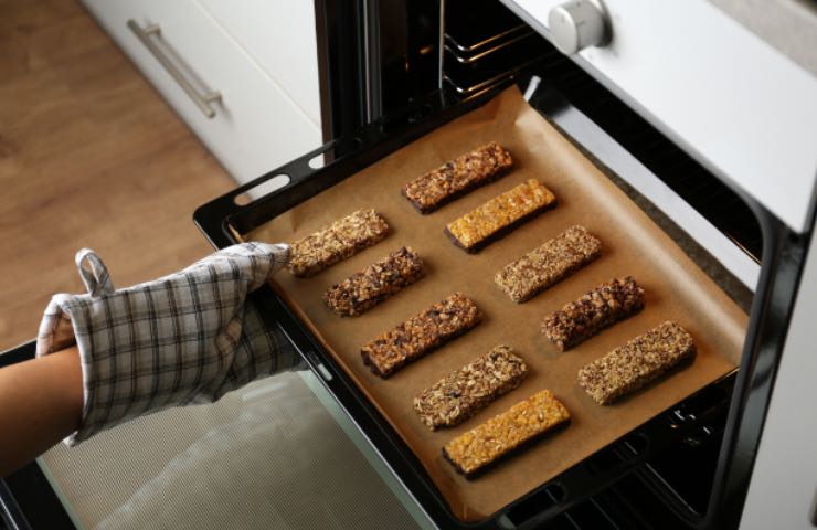 Carta da forno in cucina, l'uso alternativo a cui pochi pensano: la polvere  diventerà solo un ricordo - Bio Pianeta