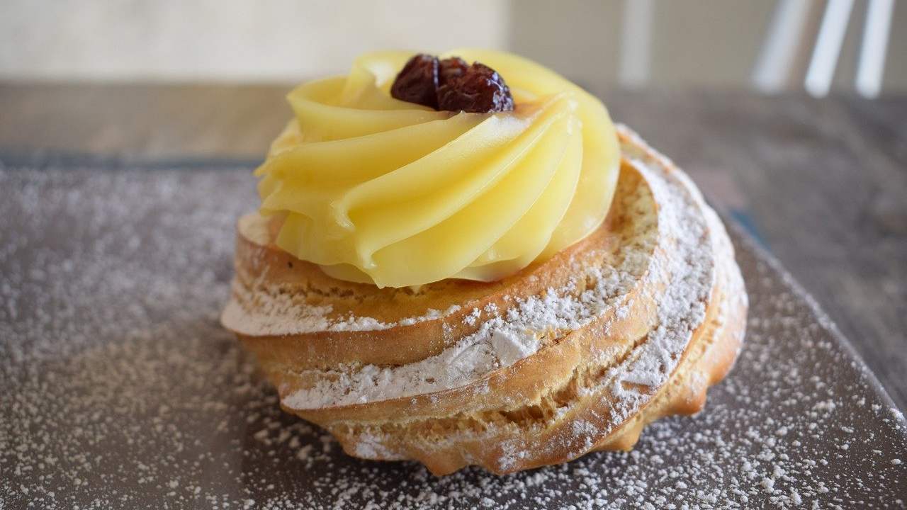 Zeppola con crema e zucchero a velo