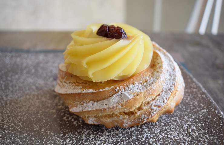 Zeppola con crema e zucchero a velo