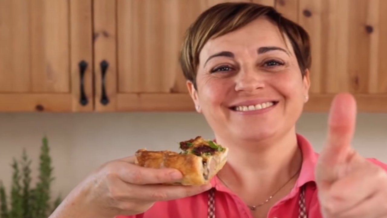 Pizza rustica salsiccia e funghi, il salvacena perfetto di Benedetta Rossi