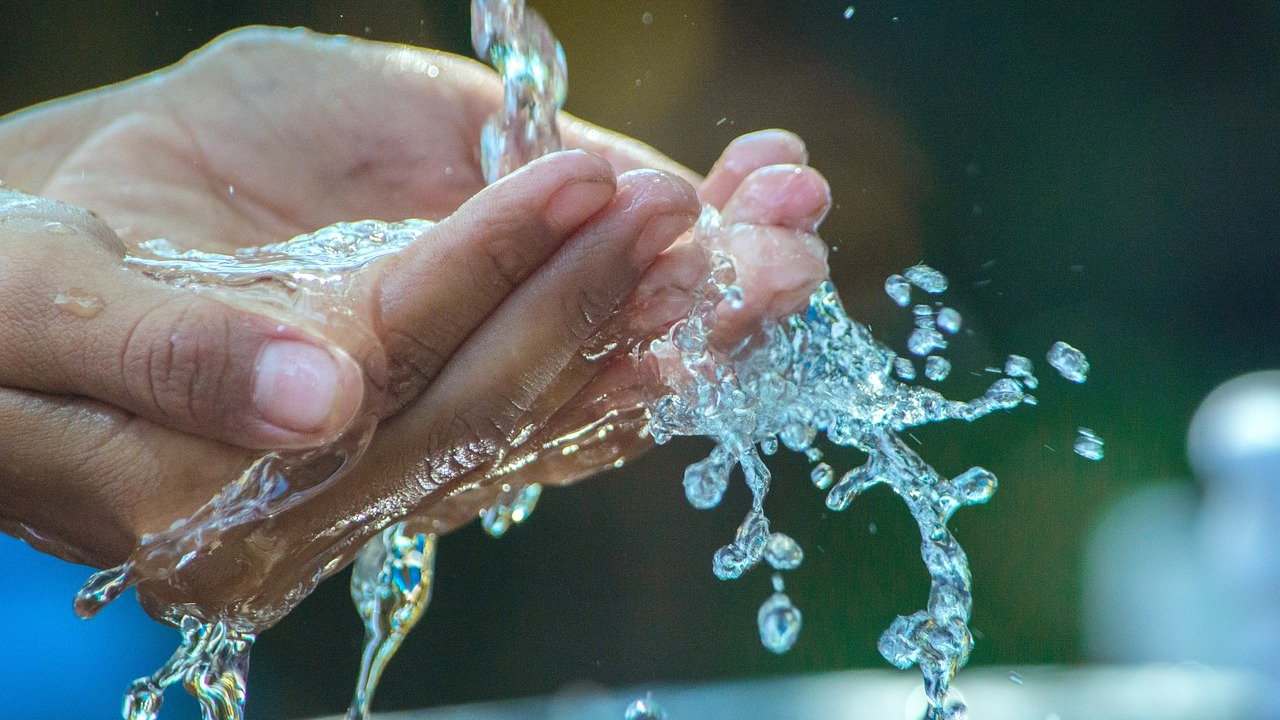 Acqua fredda o calda, quale è meglio bere?