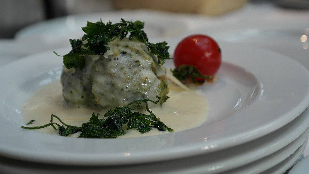 la ricetta per preparare un piatto sfizioso: spinaci saltati con parmigiano e aceto balsamico