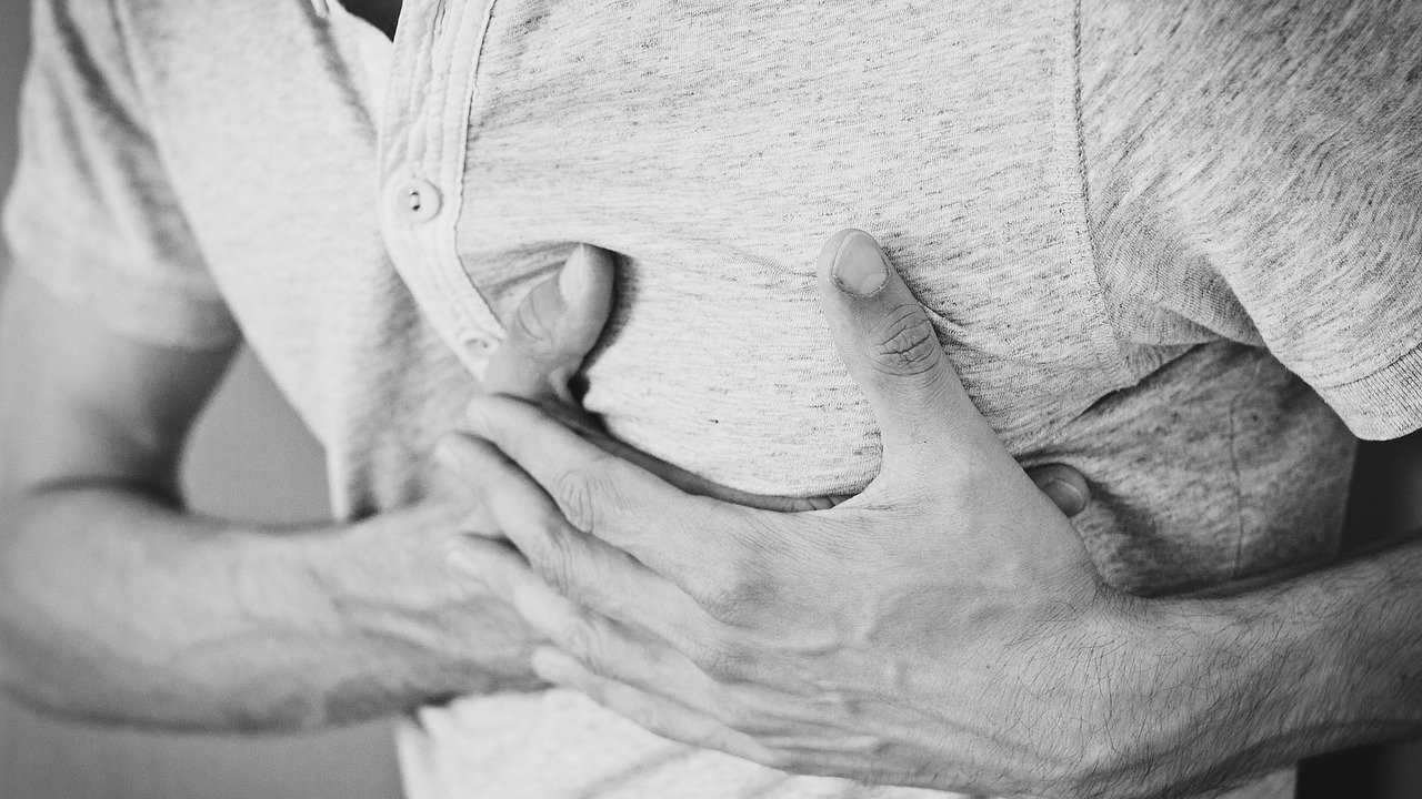 Tra i sintomi dell’infarto ci sono difficoltà respiratoria, affaticamento, dolore al petto, gonfiore agli arti
