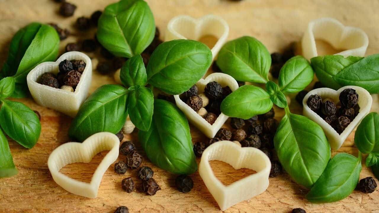 masticare-foglie-basilico_optimized