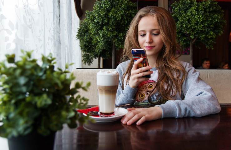 Il calore del telefonino surriscalda la pelle e dà sfogo a brufoli