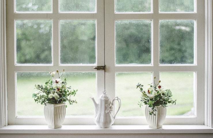 Rimedi green per pulire gli infissi ingialliti di porte e finestre