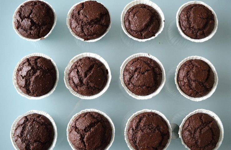 Una merenda leggera e gustosa: muffin al cioccolato con banana