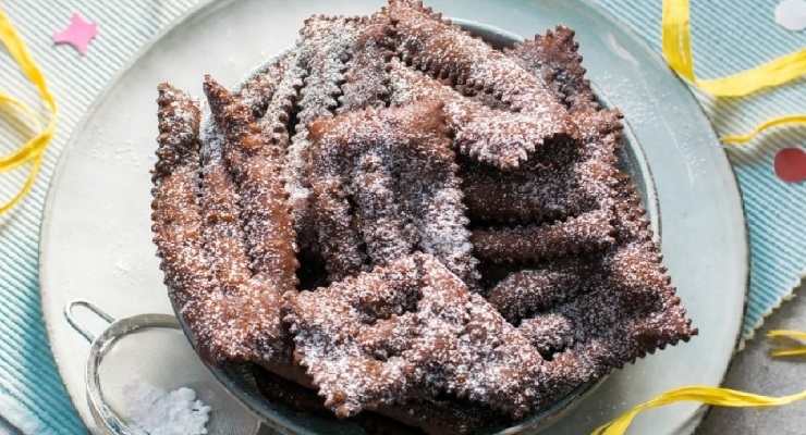 Chiacchiere di Carnevale al cacao friabili