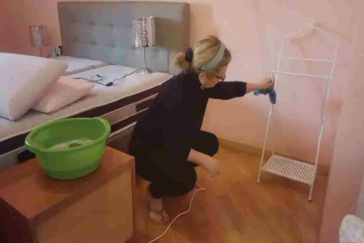 donna fa pulizie domestiche