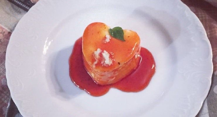 Cuore di mousse con salsa di fragole