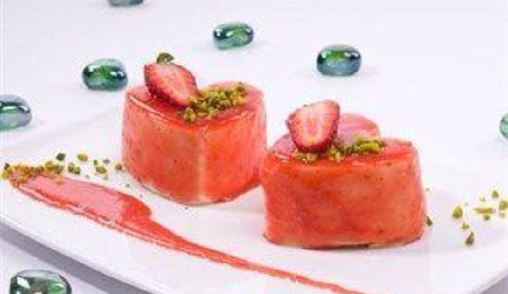 Cuori di mousse con salsa di fragole