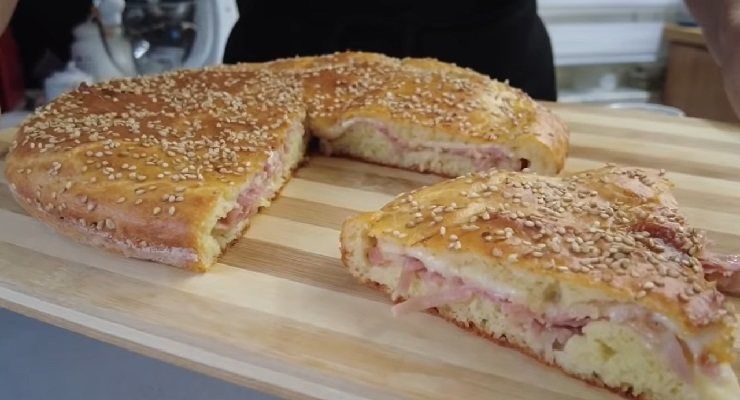 Focaccia ripiena con prosciutto e formaggio