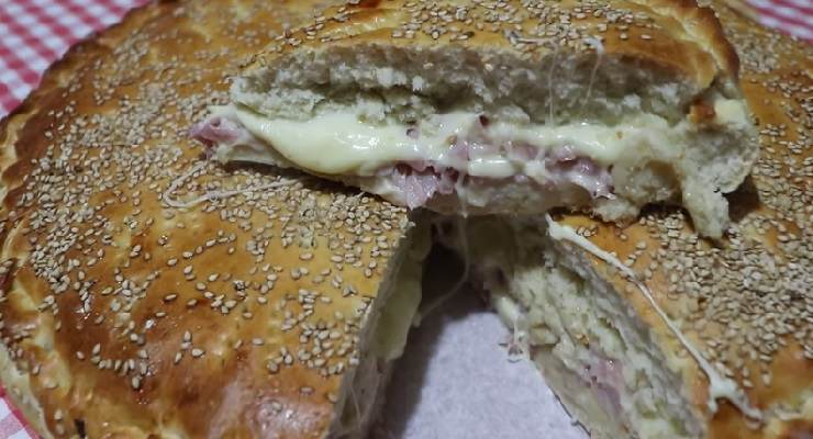 Focaccia ripiena con prosciutto e formaggio