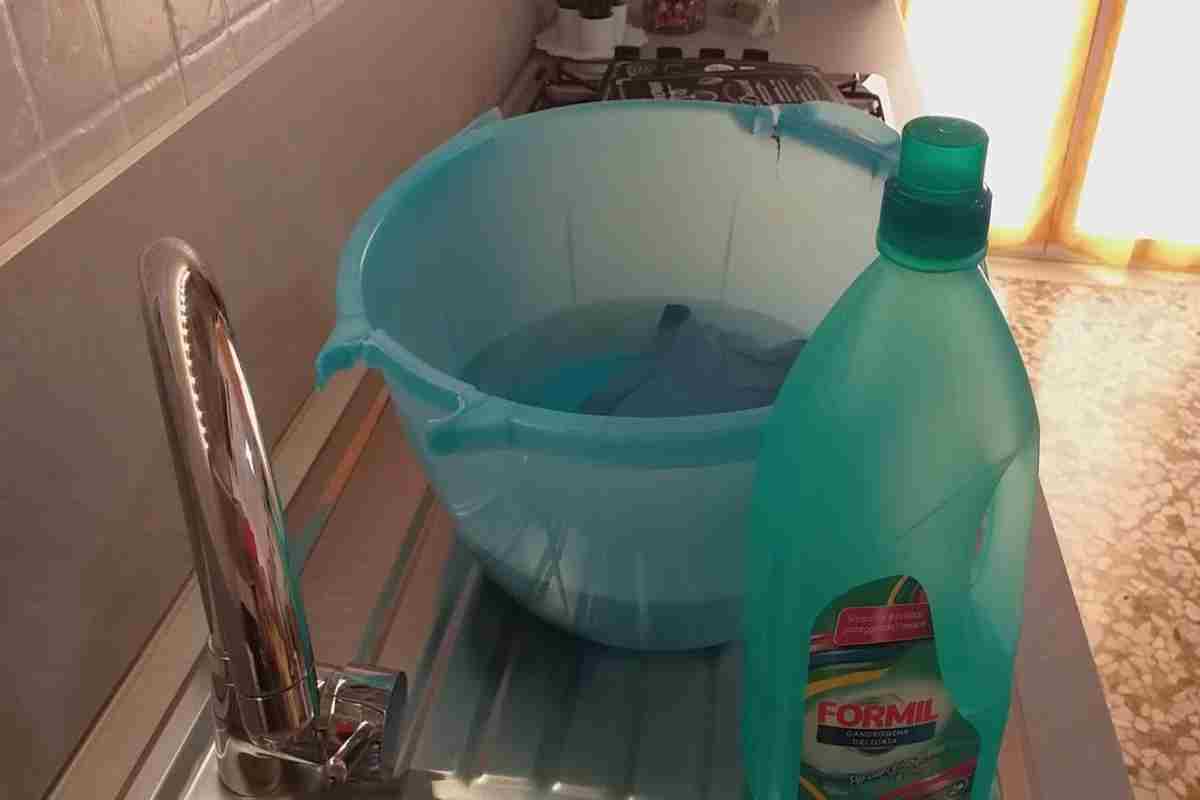 bacinella con acqua e fusto di candeggina