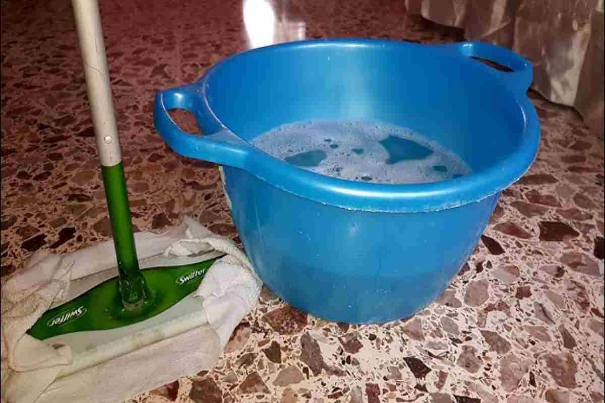 straccio e bacinella con acqua e candeggina