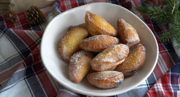 Ravioli dolci di Carnevale ripieni di crema