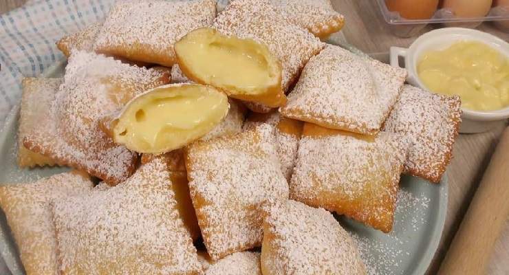 Ravioli di Carnevale ripieni di crema