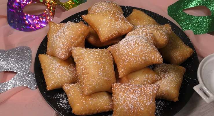 Ravioli dolci di Carnevale ripieni di crema