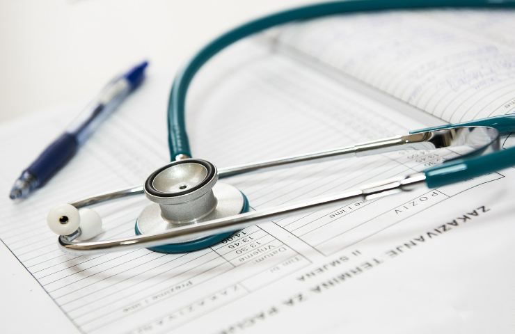Stetoscopio e documenti medici