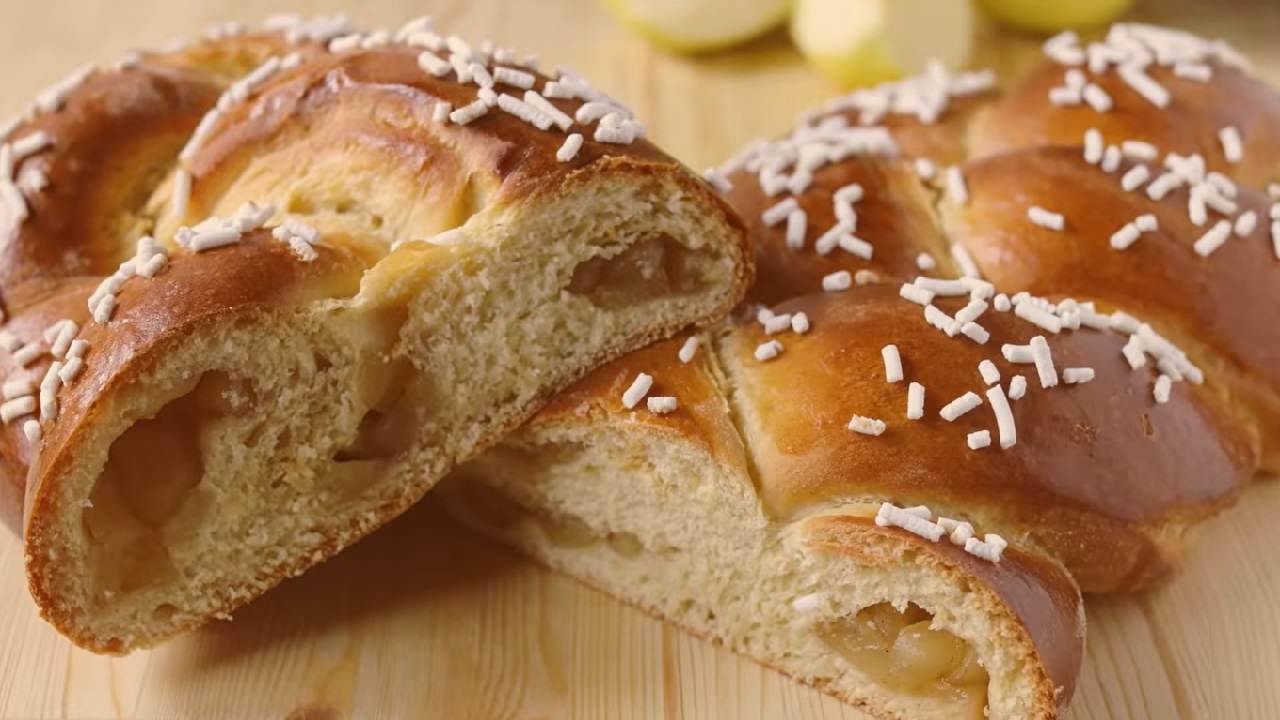 Treccia di pan brioche ripiena di mele