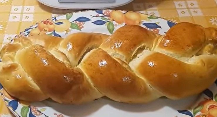 Treccia di pan brioche ripiena di mele