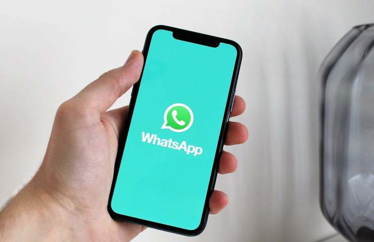 Cellulare con whatsapp aperto (Pixabay)