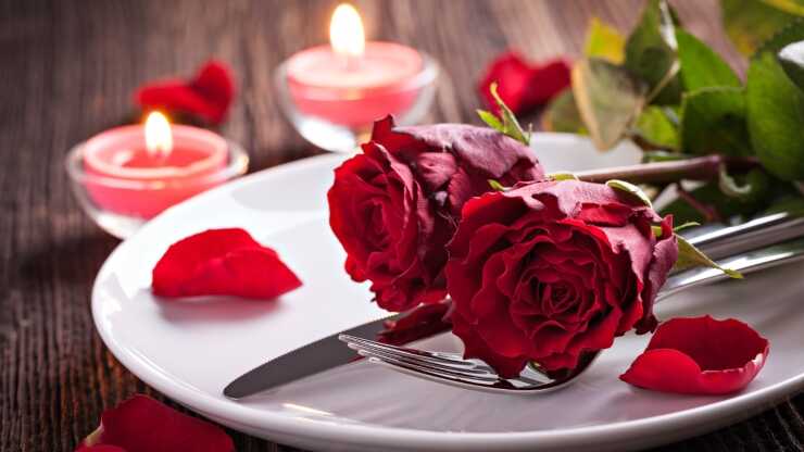 Tavola di San Valentino: idee romantiche su apparecchiatura e decorazioni