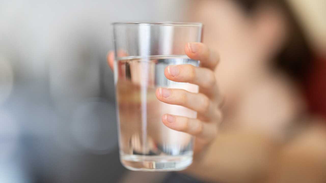 bere-acqua-prima-dormire-benefici_optimized