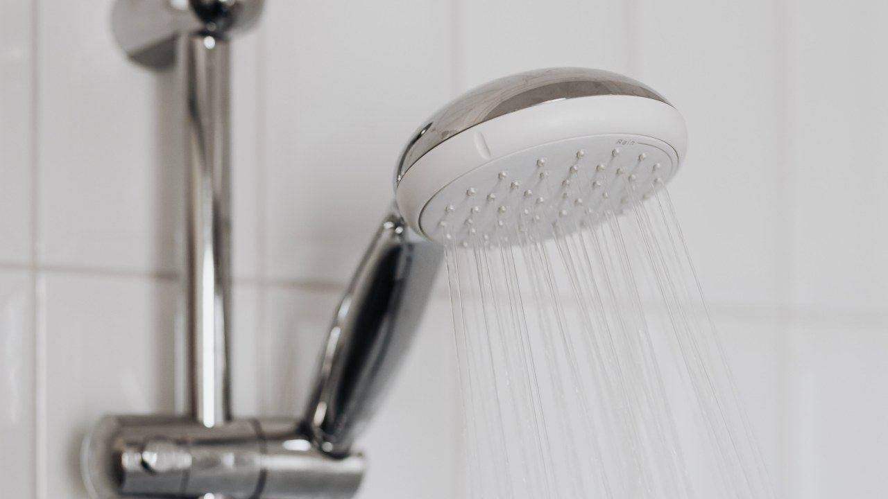 togliere calcare dalla doccia