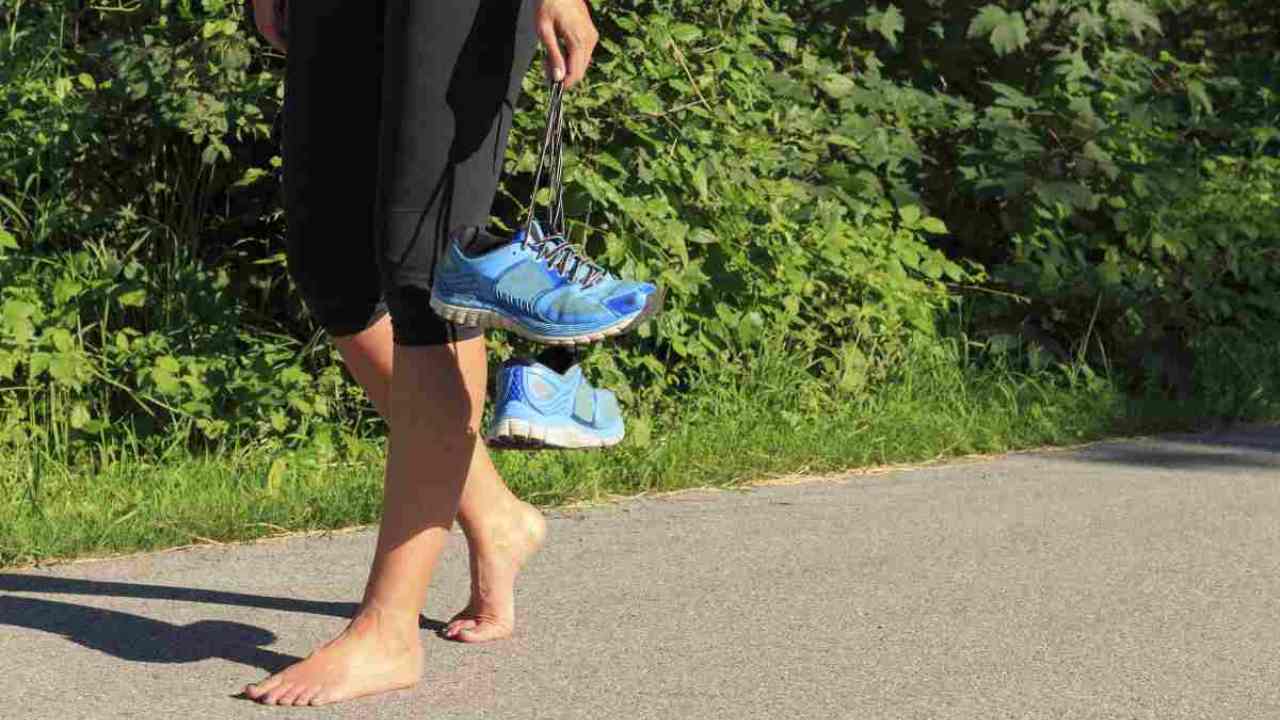 camminare a piedi nudi barefooting